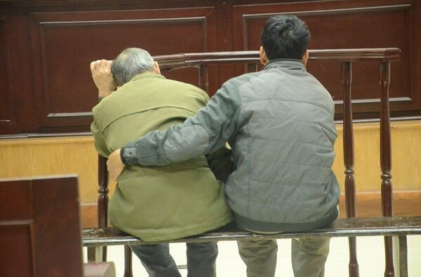 Bị cáo Nguyễn Danh Vĩnh được con trai dìu tại tòa. Bị cáo Nguyễn Danh Vĩnh được con trai dìu tại tòa. - Sputnik Việt Nam