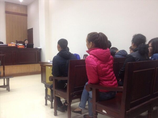 Bố mẹ bé N theo dõi phiên tòa. Bố mẹ bé N theo dõi phiên tòa. - Sputnik Việt Nam