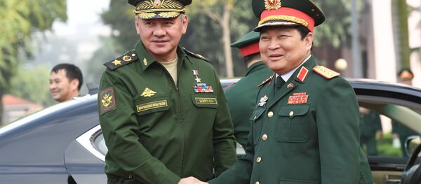 Bộ trưởng Quốc phòng Việt Nam Ngô Xuân Lịch đón Bộ trưởng Quốc phòng Nga Sergei Shoigu - Sputnik Việt Nam