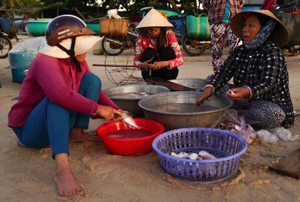 Người dân chài trên bãi biển Kê Gà - Sputnik Việt Nam