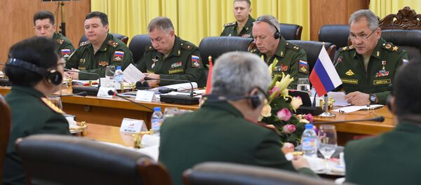 Bộ trưởng Quốc phòng Nga Sergei Shoigu trong cuộc hội đàm với Bộ trưởng Bộ Quốc phòng Việt Nam Ngô Xuân Lịch tại Hà Nội - Sputnik Việt Nam