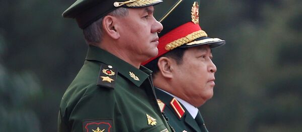 Bộ trưởng Quốc phòng Nga Sergei Shoigu và Bộ trưởng Quốc phòng Việt Nam Ngô Xuân Lịch trong cuộc họp tại Hà Nội - Sputnik Việt Nam