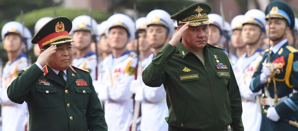 Bộ trưởng Bộ Quốc phòng Việt Nam Ngô Xuân Lịch và Bộ trưởng Quốc phòng Nga Sergei Shoigu tại Hà Nội - Sputnik Việt Nam