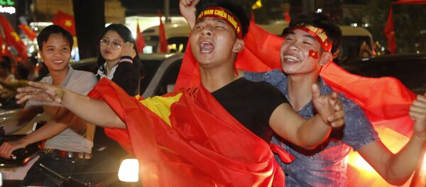 Người hâm mộ bóng đá ăn mừng chiến thắng của đội tuyển U23 Việt Nam. - Sputnik Việt Nam