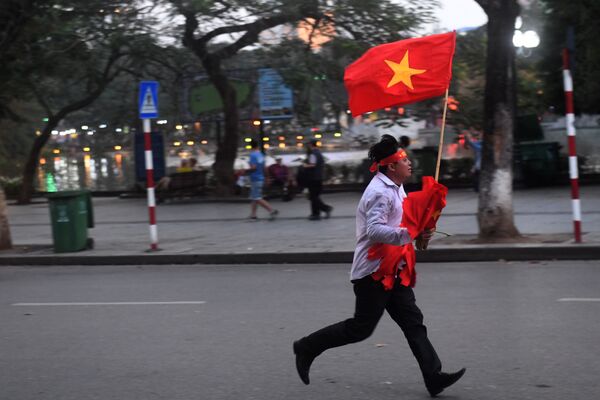 Người hâm mộ bóng đá Việt Nam vui sướng mừng chiến thắng của đội tuyển nước nhà tiến vào trận chung kết Giải Vô địch Châu Á U 23. - Sputnik Việt Nam