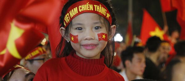 Người hâm mộ bóng đá Việt Nam vui sướng mừng chiến thắng của đội tuyển nước nhà tiến vào trận chung kết giải  Vô địch Châu Á U 23. - Sputnik Việt Nam