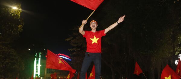 Người hâm mộ bóng đá Việt Nam vui sướng mừng chiến thắng của đội tuyển nước nhà tiến vào trận chung kết giải  Vô địch Châu Á U 23. - Sputnik Việt Nam