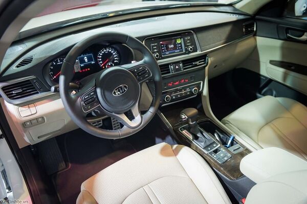 Nội thất của Kia Optima được đánh giá cao nhờ được sử dụng nhiều vật liệu chất lượng và thiết kế đậm chất châu Âu - Sputnik Việt Nam