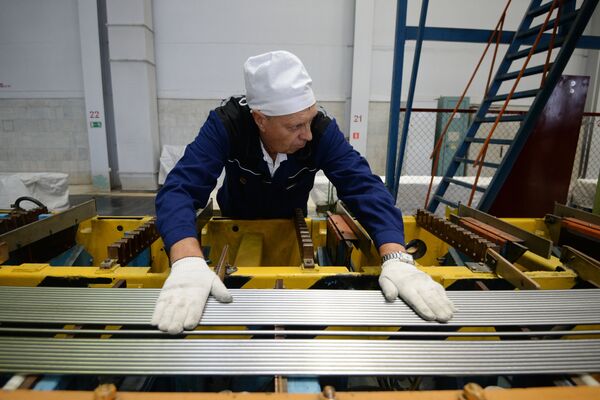 Sản xuất ống zirconium dành cho các thành tố phân tách nhiên liệu tại cơ sở thuộc Công ty Cổ phần Nhà máy tinh chất hóa học Novosibirsk. - Sputnik Việt Nam