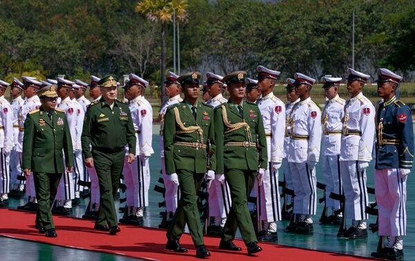 Bộ trưởng Quốc phòng Nga Sergei Shoigu (trái) và Thống tướng Min Aung Hlaing, Tổng Tư lệnh các Lực lượng vũ trang Myanmar - Sputnik Việt Nam