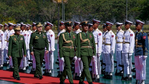 Bộ trưởng Quốc phòng Nga Sergei Shoigu (trái) và Thống tướng Min Aung Hlaing, Tổng Tư lệnh các Lực lượng vũ trang Myanmar - Sputnik Việt Nam