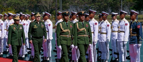 Bộ trưởng Quốc phòng Nga Sergei Shoigu (trái) và Thống tướng Min Aung Hlaing, Tổng Tư lệnh các Lực lượng vũ trang Myanmar - Sputnik Việt Nam