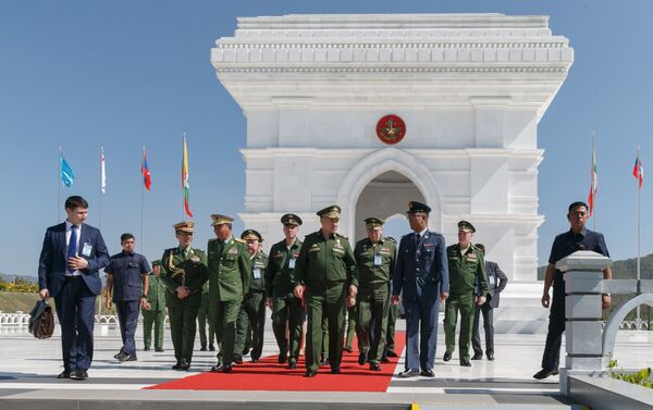 Bộ trưởng Quốc phòng Nga Sergei Shoigu (trái) và Thống tướng Min Aung Hlaing, Tổng Tư lệnh các Lực lượng vũ trang Myanmar - Sputnik Việt Nam