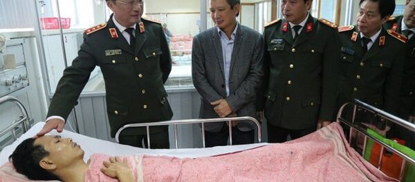 Thượng tướng Nguyễn Văn Thành, Thứ trưởng Bộ Công an thăm và tặng quà CSGT bị tai nạn trong lúc làm nhiệm vụ - Sputnik Việt Nam