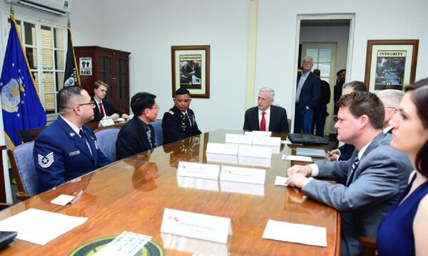 Bộ trưởng Quốc phòng Mỹ nói chuyện với các nhân sự DPAA tại Hà Nội. - Sputnik Việt Nam