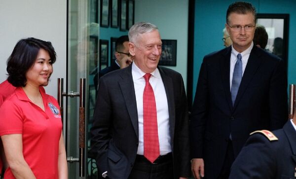 Ông Mattis trò chuyện với các nhân viên DPAA. - Sputnik Việt Nam