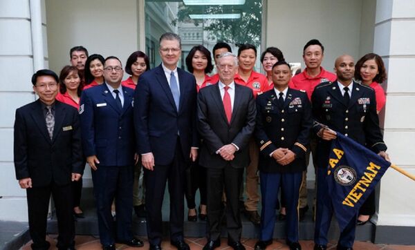 Bộ trưởng Quốc phòng Mỹ và Đại sứ Mỹ tại Việt Nam Kritenbrink chụp ảnh cùng các nhân sự DPAA ở Hà Nội. - Sputnik Việt Nam