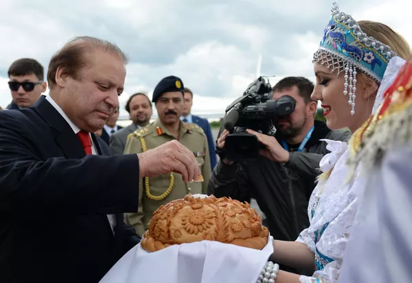 Giống như tất cả các thành viên dự Hội nghị thượng đỉnh SCO, Thủ tướng Pakistan Muhammad Nawaz Sharif được tiếp đón nồng hậu theo truyền thống Nga với bánh mì và muối. Giống như tất cả các thành viên dự Hội nghị thượng đỉnh SCO, Thủ tướng Pakistan Muhammad Nawaz Sharif được tiếp đón nồng hậu theo truyền thống Nga với bánh mì và muối. - Sputnik Việt Nam