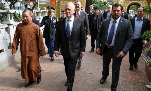 Bộ trưởng Quốc phòng Mỹ James Mattis đến Chùa Trấn Quốc sáng 25/1. - Sputnik Việt Nam