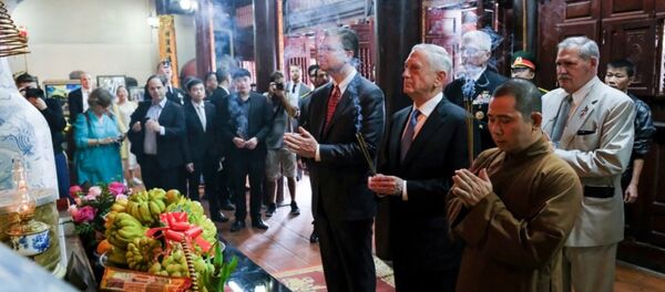 Bộ trưởng Quốc phòng Mỹ và Đại sứ Mỹ tại Việt Nam dâng hương trong Chùa Trấn Quốc. - Sputnik Việt Nam