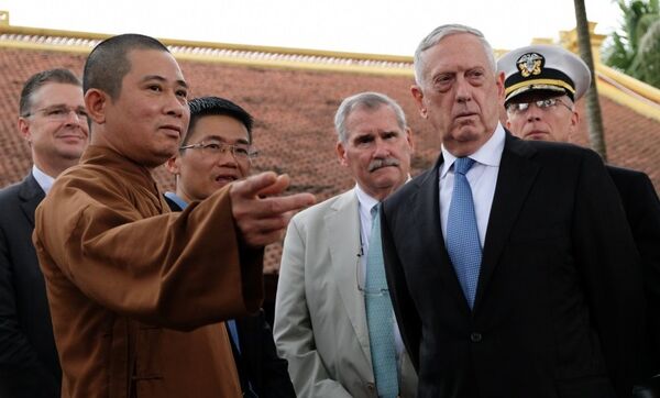 Bộ trưởng Quốc phòng Mỹ chăm chú lắng nghe các thông tin về chùa. - Sputnik Việt Nam
