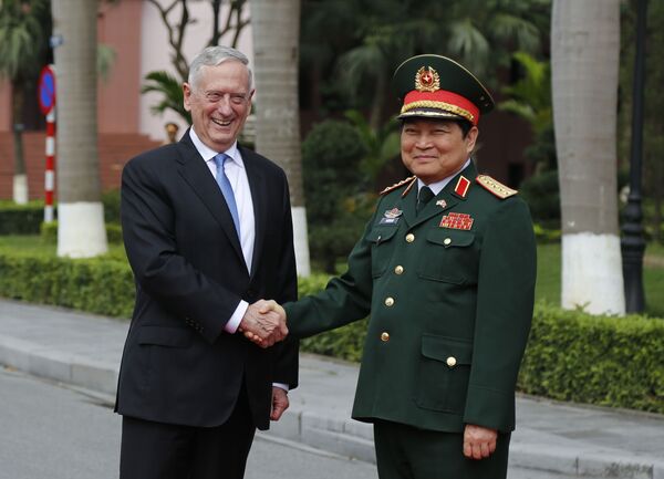 Bộ trưởng Quốc phòng Mỹ Jim Mattis và Bộ trưởng Quốc phòng Việt Nam Ngô Xuân Lịch trong cuộc họp tại Hà Nội - Sputnik Việt Nam