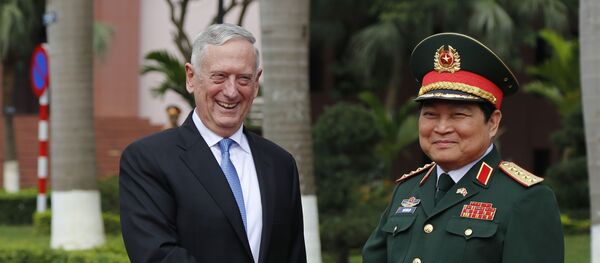 Министр обороны США Джим Маттис пожимает руку своему вьетнамскому коллеге Нго Сюань Личу перед смотром почетного караула в Ханое, Вьетнам Министр обороны США Джим Маттис пожимает руку своему вьетнамскому коллеге Нго Сюань Личу перед смотром почетного караула в Ханое, Вьетнам - Sputnik Việt Nam