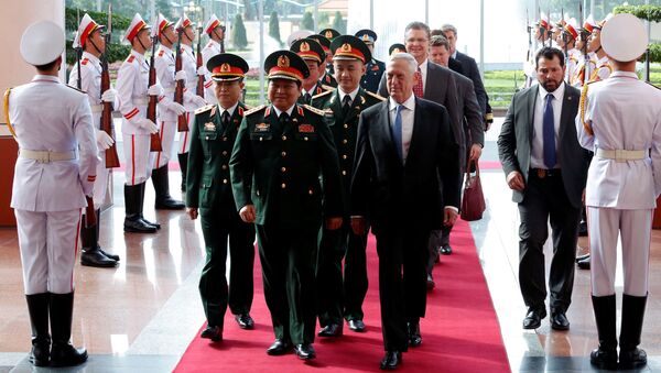 Bộ trưởng Quốc phòng Mỹ Jim Mattis và Bộ trưởng Quốc phòng Việt Nam Ngô Xuân Lịch trong cuộc họp tại Hà Nội - Sputnik Việt Nam