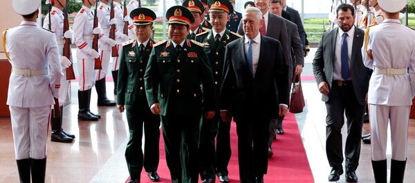 Bộ trưởng Quốc phòng Mỹ Jim Mattis và Bộ trưởng Quốc phòng Việt Nam Ngô Xuân Lịch trong cuộc họp tại Hà Nội - Sputnik Việt Nam