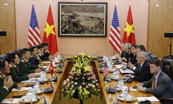 Bộ trưởng Quốc phòng Mỹ Jim Mattis và Bộ trưởng Quốc phòng Việt Nam Ngô Xuân Lịch trong cuộc họp tại Hà Nội Bộ trưởng Quốc phòng Mỹ Jim Mattis và Bộ trưởng Quốc phòng Việt Nam Ngô Xuân Lịch trong cuộc họp tại Hà Nội - Sputnik Việt Nam