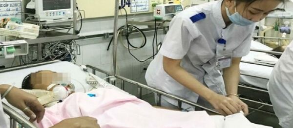 Bệnh nhân lúc được chăm sóc tại Khoa Cấp cứu BV Nhi đồng 1 vào ngày 20.1 Ảnh: DUY TÍNH - Sputnik Việt Nam