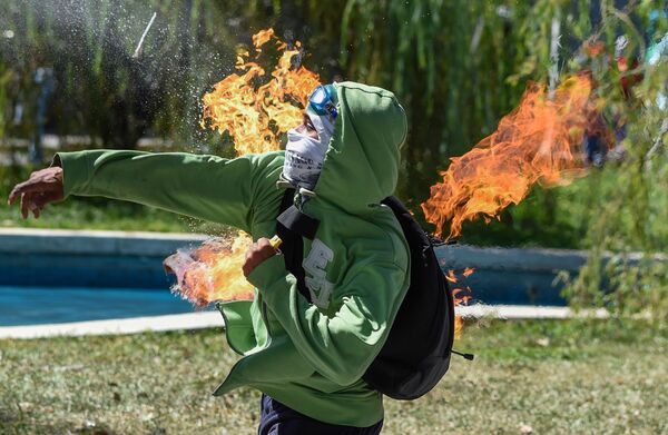 Người biểu tình ném bom xăng vào cảnh sát trong cuộc đụng độ tại Caracas - Sputnik Việt Nam