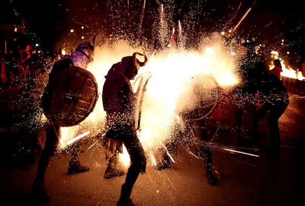 Những người tham gia đám rước truyền thống Correfocs ở thành phố Palma de Mallorca của Tây Ban Nha - Sputnik Việt Nam