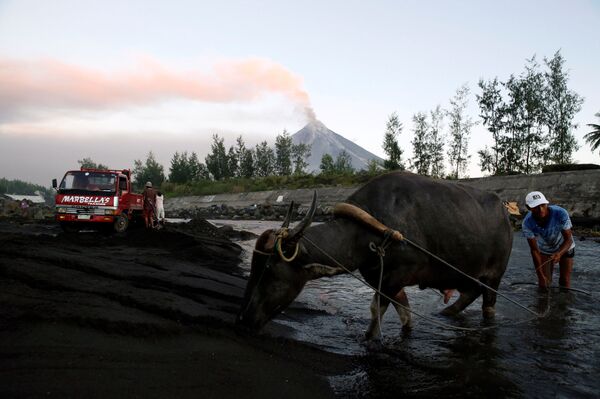 Núi lửa Mayon phun trào ở Philippines - Sputnik Việt Nam