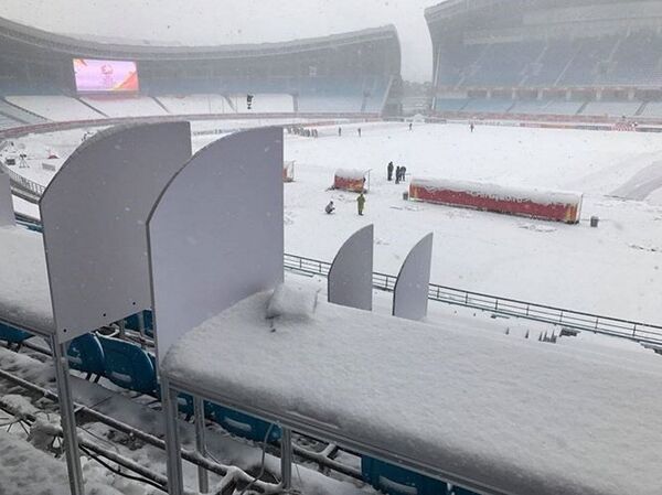 Về nguyên tắc, chỉ khi đến sân, kiểm tra xong điều kiện mặt sân, khán đài, trọng tài chính mới là người đưa ra quyết định cuối cùng là có hoãn trận đấu hay không. - Sputnik Việt Nam