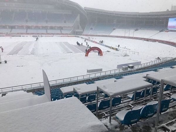 Nhân viên ban tổ chức đang tiến hành cào bỏ lớp tuyết trên mặt sân để chuẩn bị cho trận đấu. - Sputnik Việt Nam