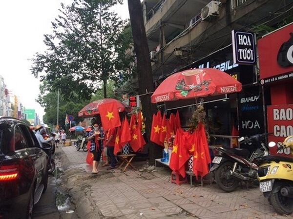 Đường Hoàng Diệu, Q.4 xôn xao người đến mua cờ Đường Hoàng Diệu, Q.4 xôn xao người đến mua cờ - Sputnik Việt Nam