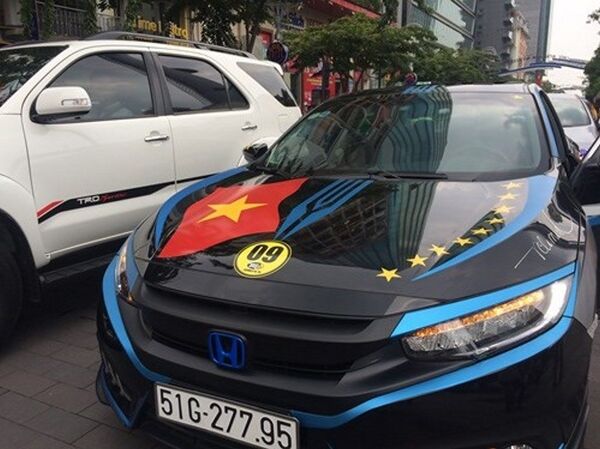 Đầu xe cũng được dán cờ dỏ sao vàng chạy khắp nơi Đầu xe cũng được dán cờ dỏ sao vàng chạy khắp nơi - Sputnik Việt Nam