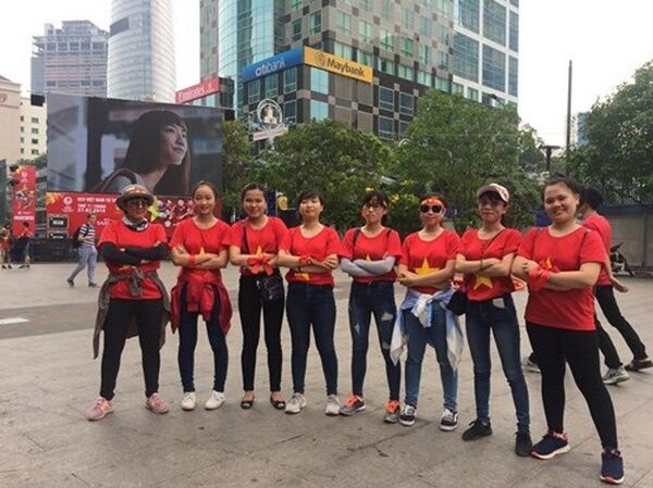 Nhóm bạn trẻ lúc 9 giờ sáng tại đường Nguyễn Huệ Nhóm bạn trẻ lúc 9 giờ sáng tại đường Nguyễn Huệ - Sputnik Việt Nam