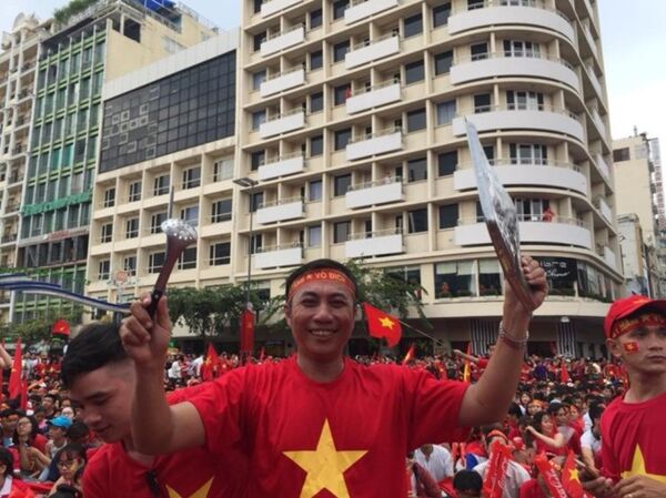 Còn đây là chiếc mâm và giá bằng nhôm Còn đây là chiếc mâm và giá bằng nhôm - Sputnik Việt Nam