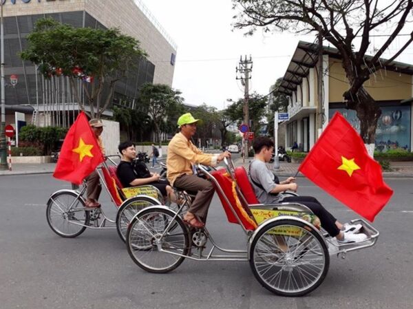 Những chiếc xích lô chở khách du lịch cũng treo cờ trên phố Những chiếc xích lô chở khách du lịch cũng treo cờ trên phố - Sputnik Việt Nam