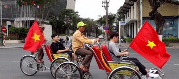 Những chiếc xích lô chở khách du lịch cũng treo cờ trên phố - Sputnik Việt Nam