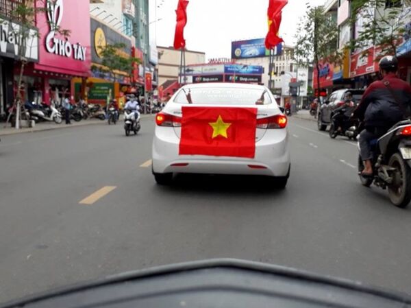 Từ trưa, đường phố Đà Nẵng đã nhộn nhịp và ngập tràn sắc đỏ Từ trưa, đường phố Đà Nẵng đã nhộn nhịp và ngập tràn sắc đỏ - Sputnik Việt Nam