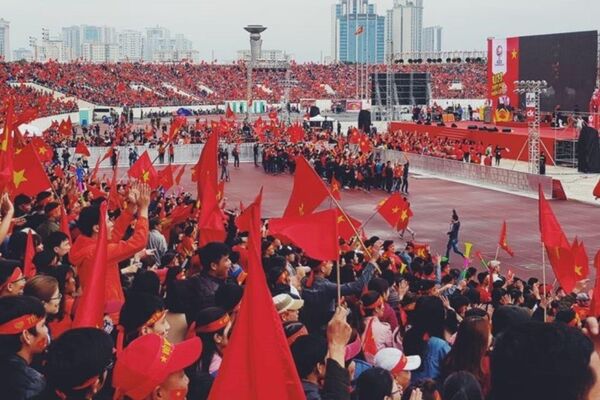 Cờ đỏ sao vàng đã đỏ rực cả sân vận động Cờ đỏ sao vàng đã đỏ rực cả sân vận động - Sputnik Việt Nam