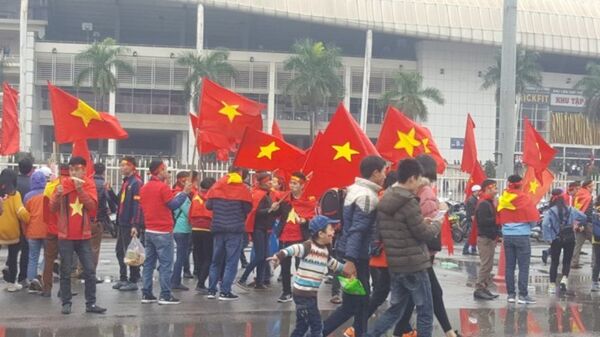 Hàng ngàn khán giả đã đến sân từ sớm để cổ vũ đội U.23 Việt Nam qua những màn hình lớn Hàng ngàn khán giả đã đến sân từ sớm để cổ vũ đội U.23 Việt Nam qua những màn hình lớn - Sputnik Việt Nam