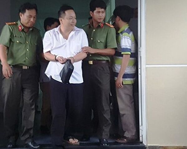 Nguyễn Huỳnh Đạt Nhân (áo trắng) lúc bị công an bắt tạm giam. - Sputnik Việt Nam