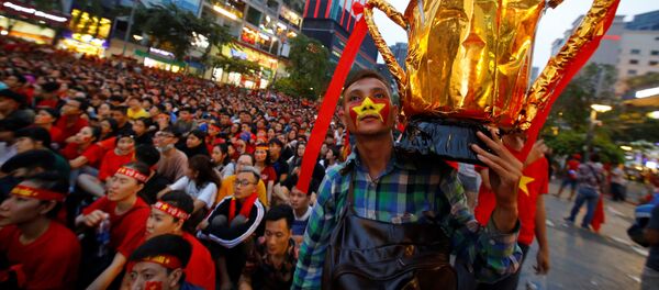 Người hâm mộ bóng đá thành phố Hồ Chí Minh theo dõi chương trình truyền hình trận chung kết Giải vô địch bóng đá châu Á U-23 giữa hai đội tuyển trẻ Việt Nam và Uzbekistan - Sputnik Việt Nam