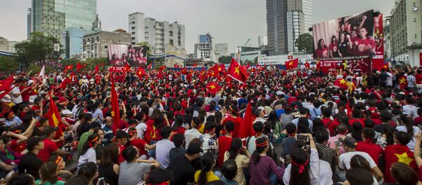 Người hâm mộ bóng đá Việt Nam tại TP HCM xem chung kết giải U23 châu Á 2018 Người hâm mộ bóng đá Việt Nam tại TP HCM xem chung kết giải U23 châu Á 2018 - Sputnik Việt Nam