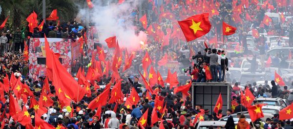 Xe buýt chở đội U23 Việt Nam kẹt giữa biển người ở cầu Nhật Tân - Sputnik Việt Nam