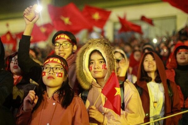 Khán giả tới chật kín sân Mỹ Đình. Khán giả tới chật kín sân Mỹ Đình. - Sputnik Việt Nam